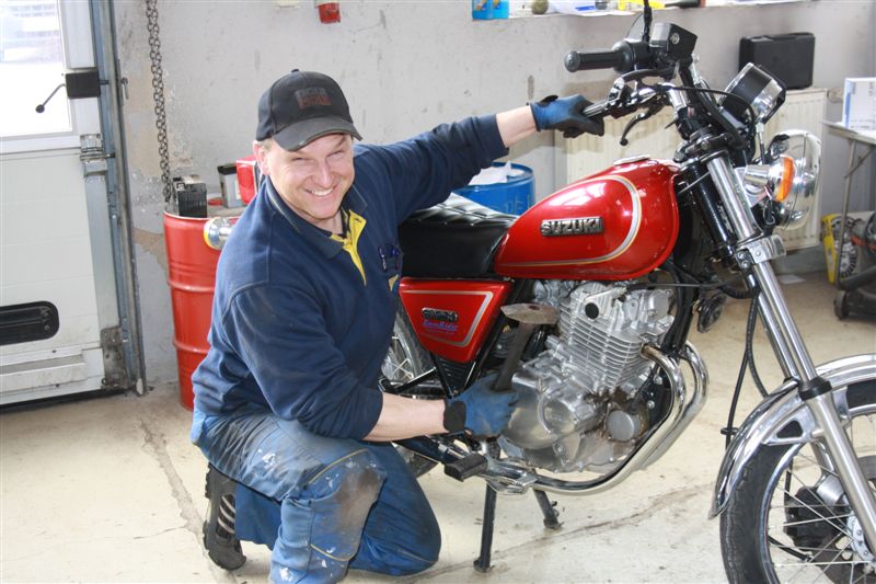 Der Kfz-Meister Heiko Koch repariert ein Motorrad